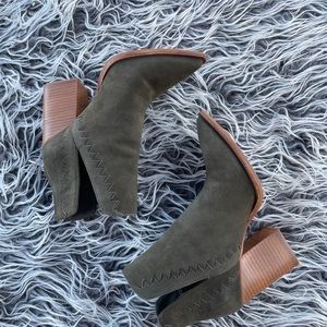 Vince Camuto Genedy Green Pointed Toe Suede Boot Womens Size 6.5 Block Heel